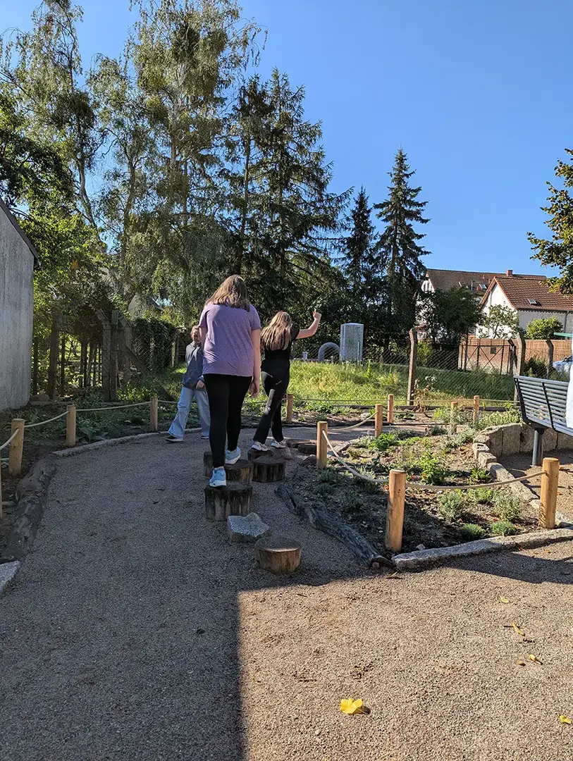 Menschen, die auf einem Natur-erlebnis-Pfad balancieren